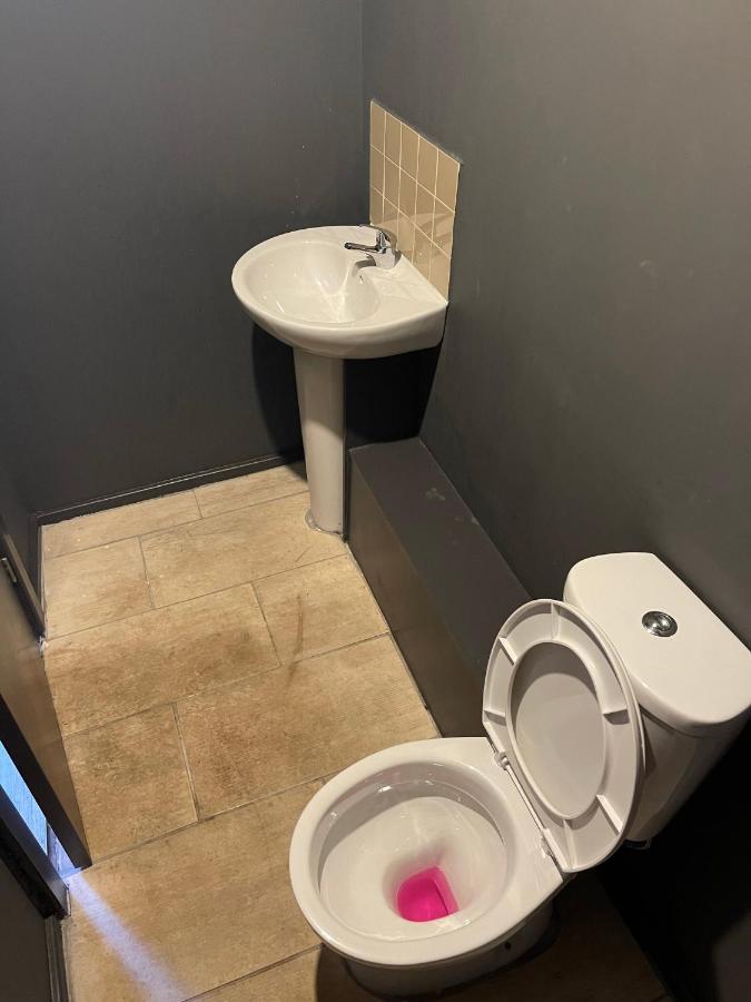 Town Center Willow Apartment - Sleeps Up To 10 - Dogs Welcome - 2 Minutes From Train Station بلاكبول المظهر الخارجي الصورة