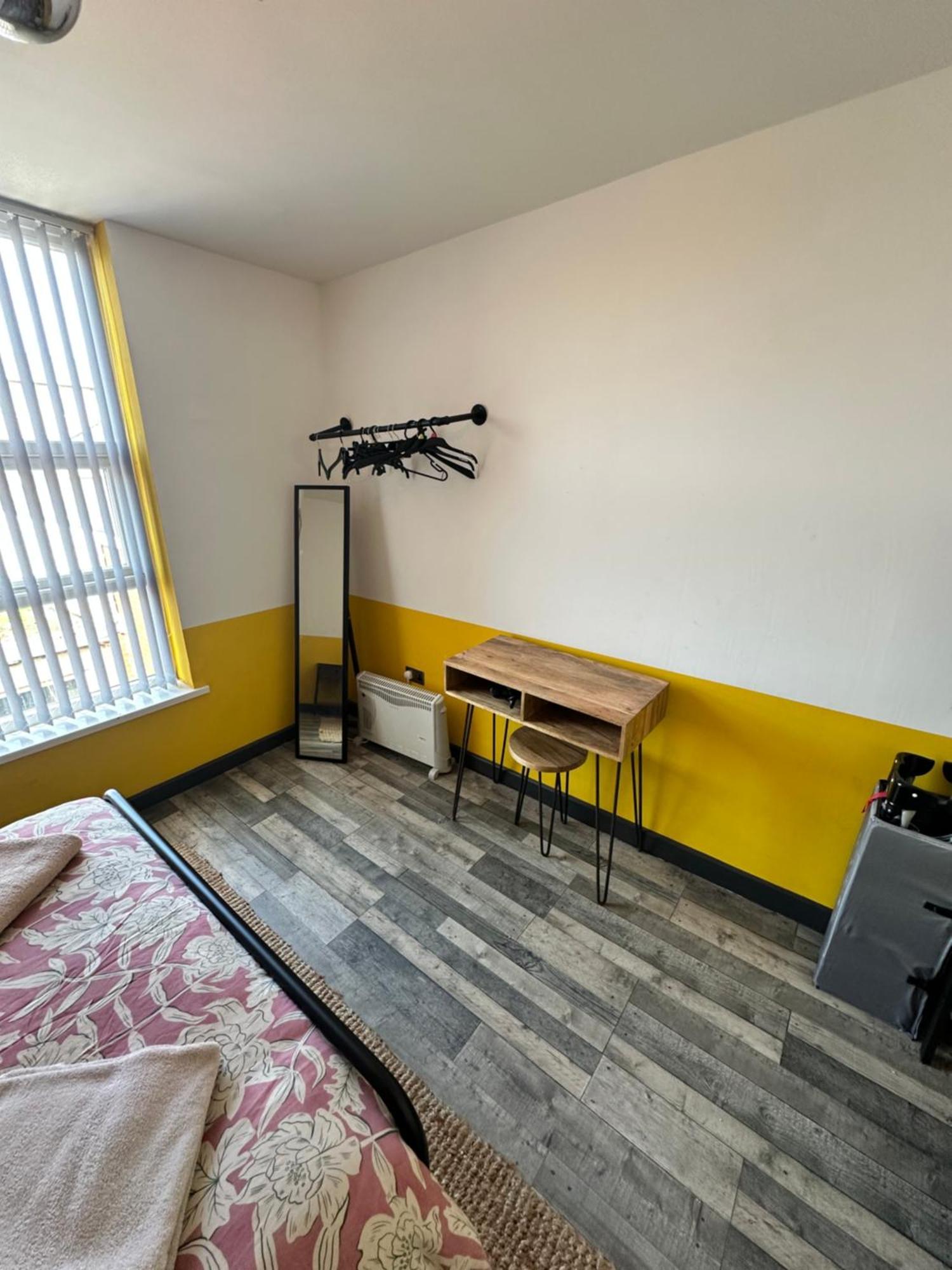 Town Center Willow Apartment - Sleeps Up To 10 - Dogs Welcome - 2 Minutes From Train Station بلاكبول المظهر الخارجي الصورة