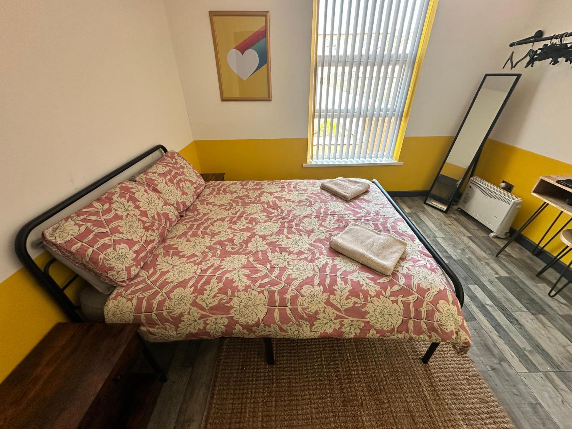 Town Center Willow Apartment - Sleeps Up To 10 - Dogs Welcome - 2 Minutes From Train Station بلاكبول المظهر الخارجي الصورة